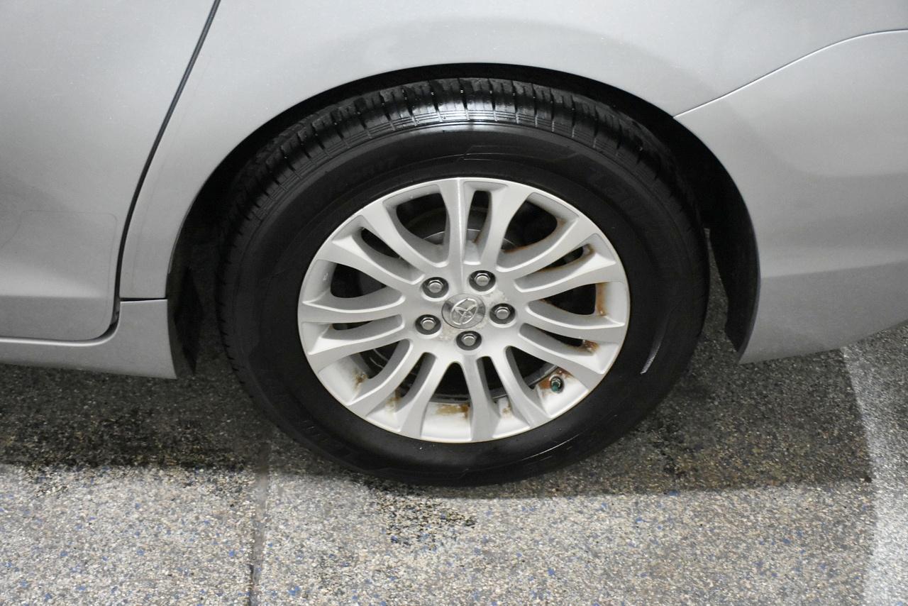 Toyota Sienna XLE FWD 8-Passenger V6 2012