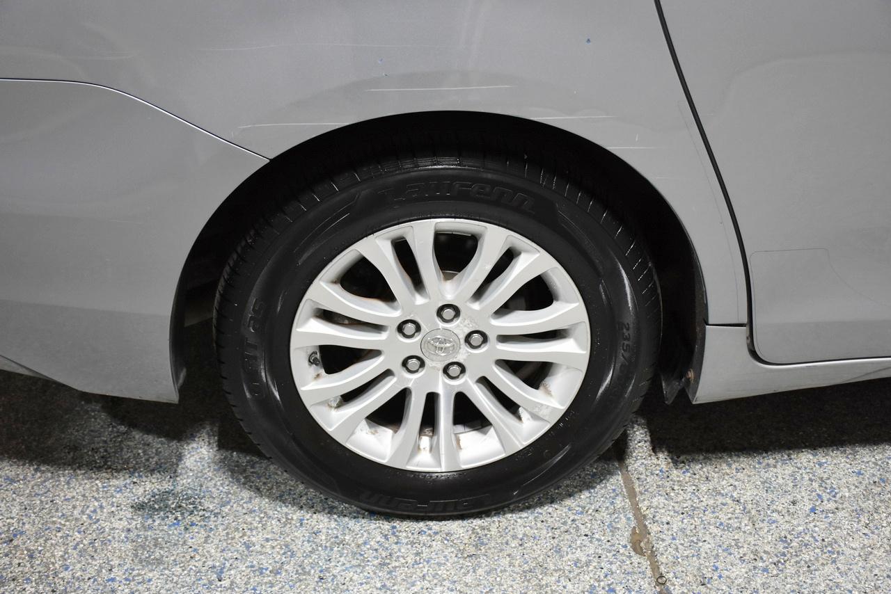 Toyota Sienna XLE FWD 8-Passenger V6 2012
