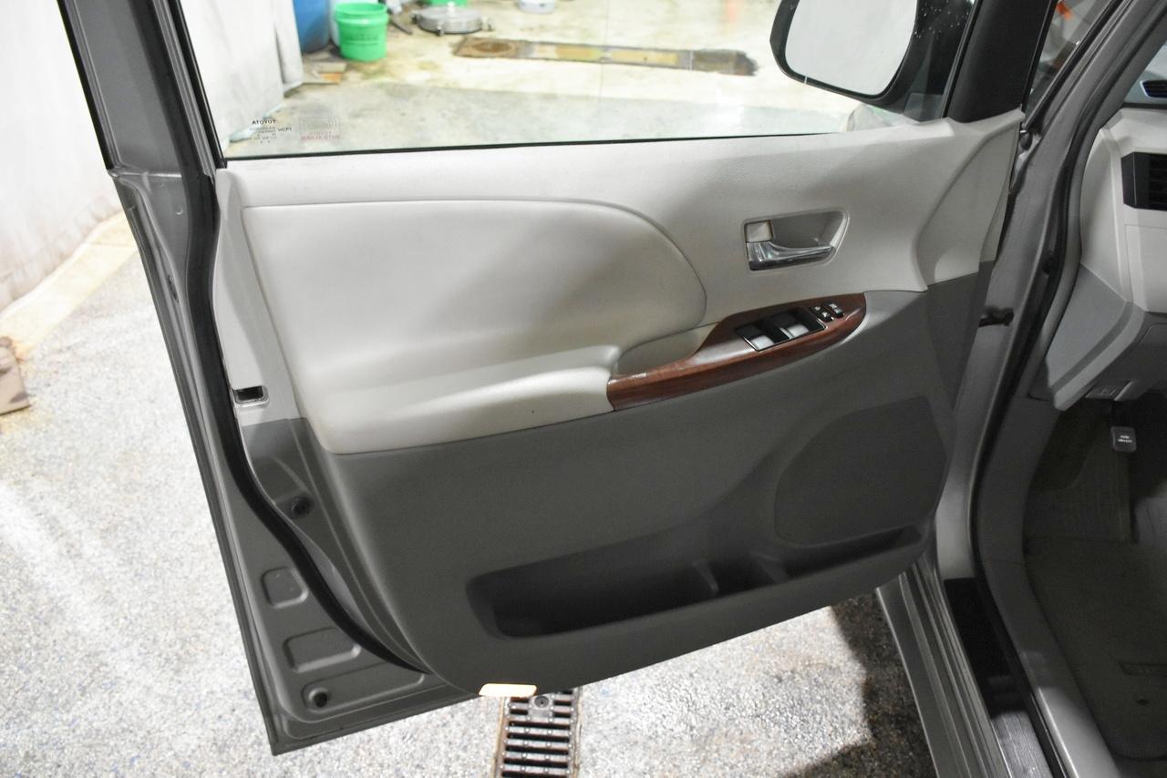 Toyota Sienna XLE FWD 8-Passenger V6 2012