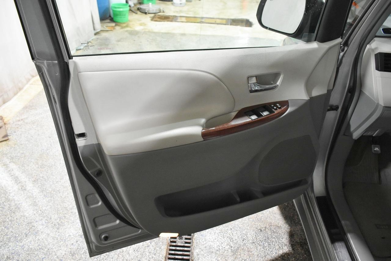 Toyota Sienna XLE FWD 8-Passenger V6 2012