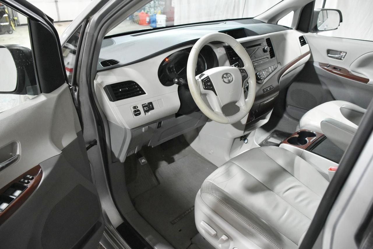 Toyota Sienna XLE FWD 8-Passenger V6 2012
