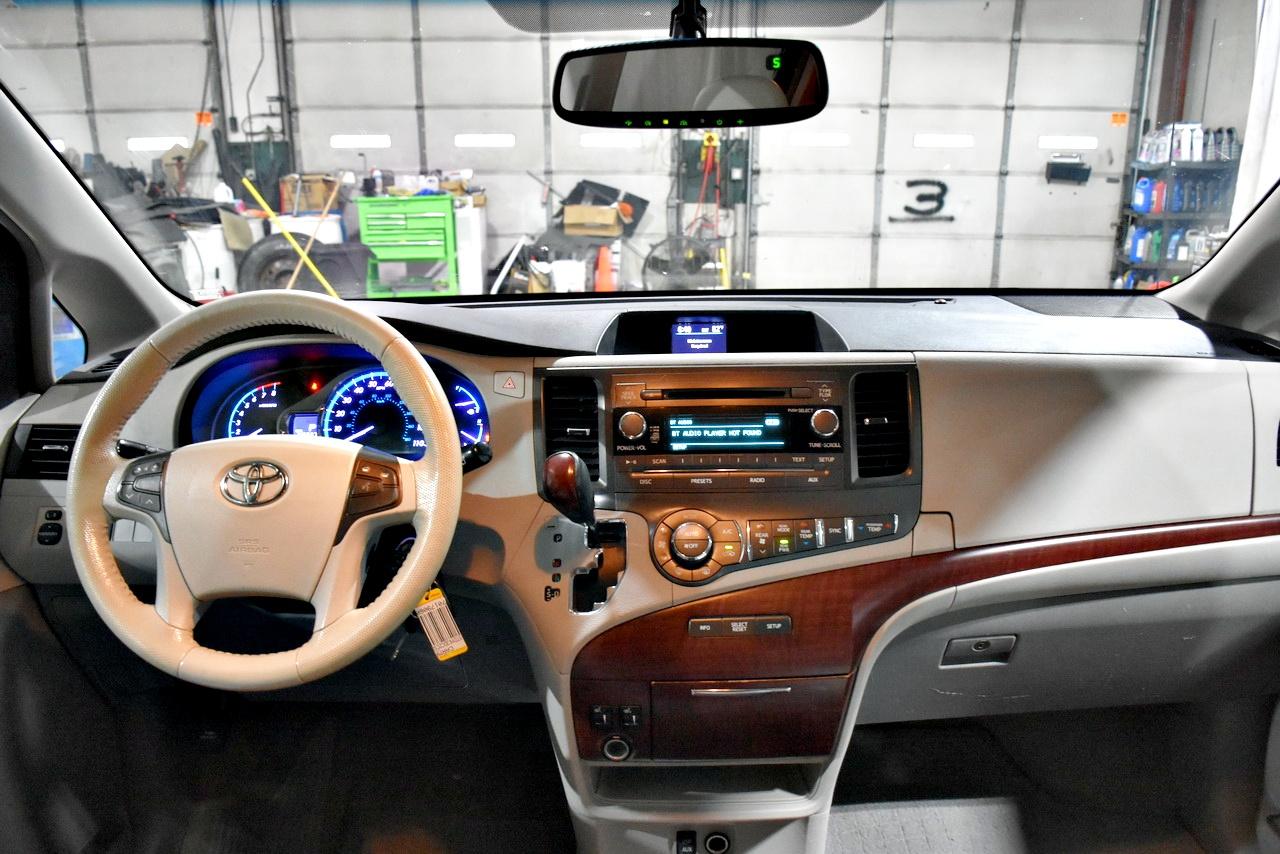Toyota Sienna XLE FWD 8-Passenger V6 2012