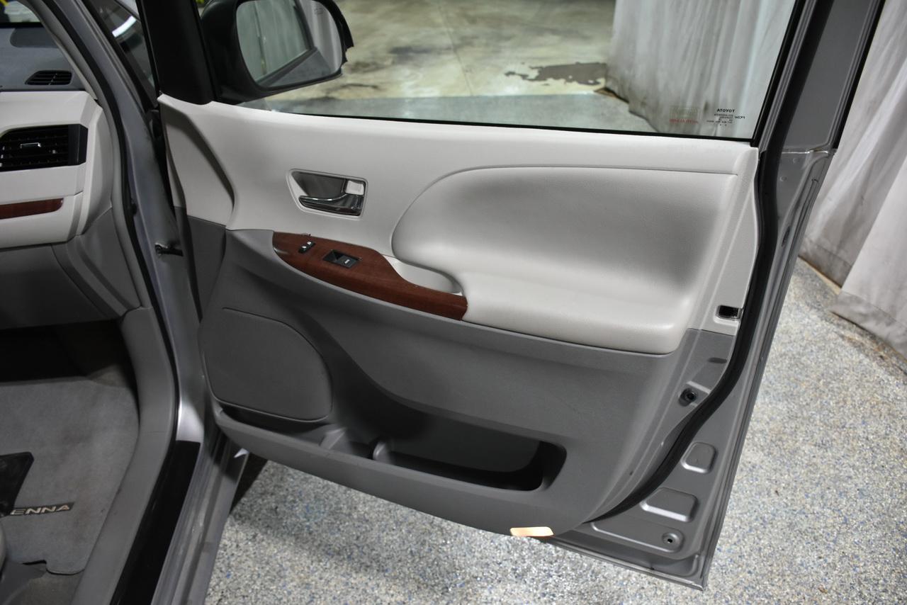 Toyota Sienna XLE FWD 8-Passenger V6 2012