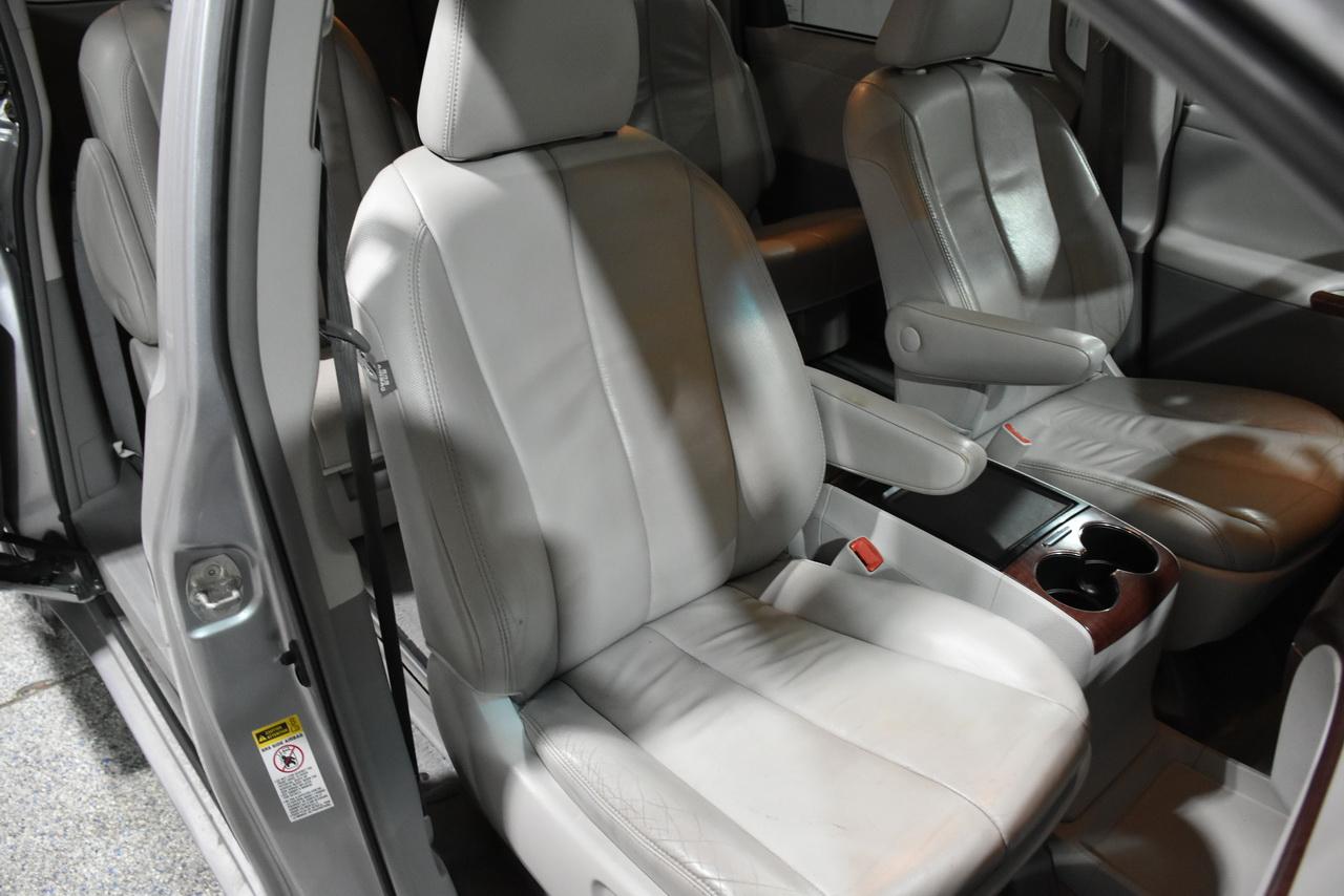 Toyota Sienna XLE FWD 8-Passenger V6 2012