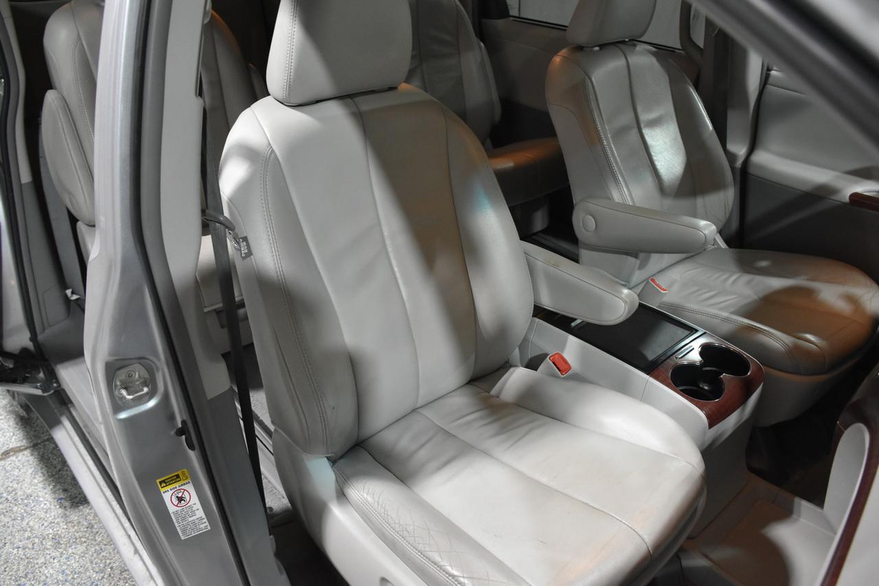Toyota Sienna XLE FWD 8-Passenger V6 2012