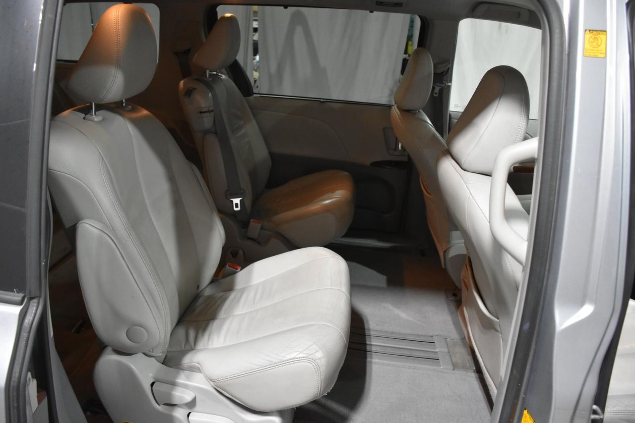Toyota Sienna XLE FWD 8-Passenger V6 2012