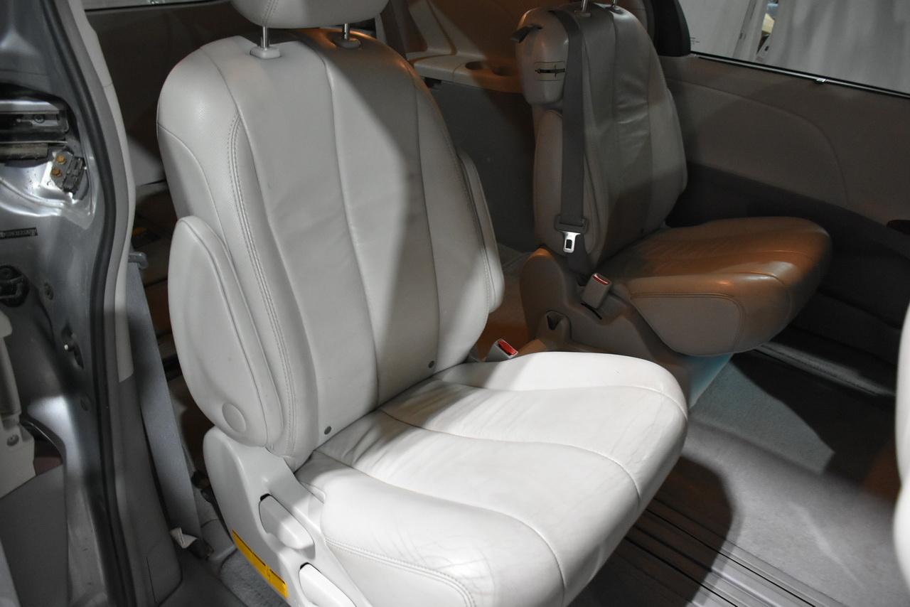 Toyota Sienna XLE FWD 8-Passenger V6 2012