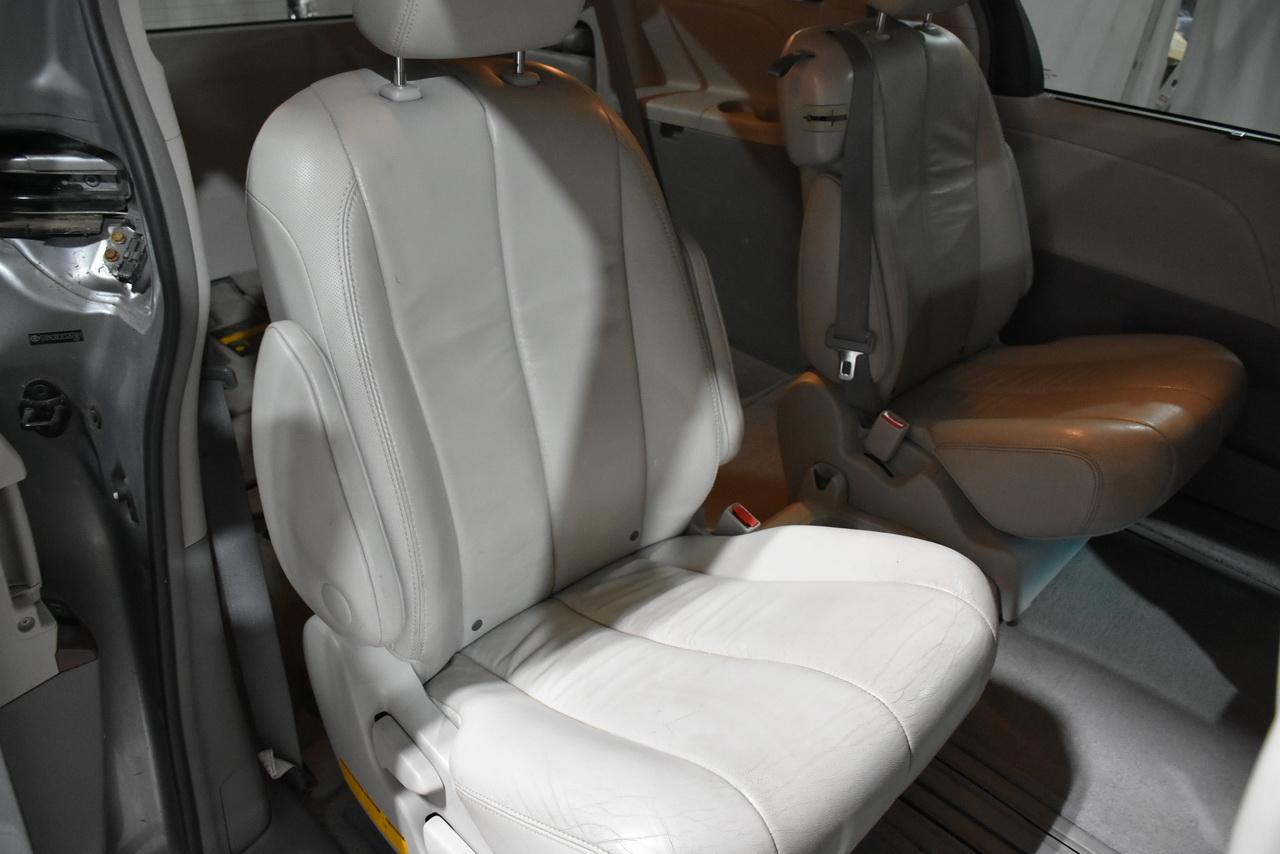 Toyota Sienna XLE FWD 8-Passenger V6 2012