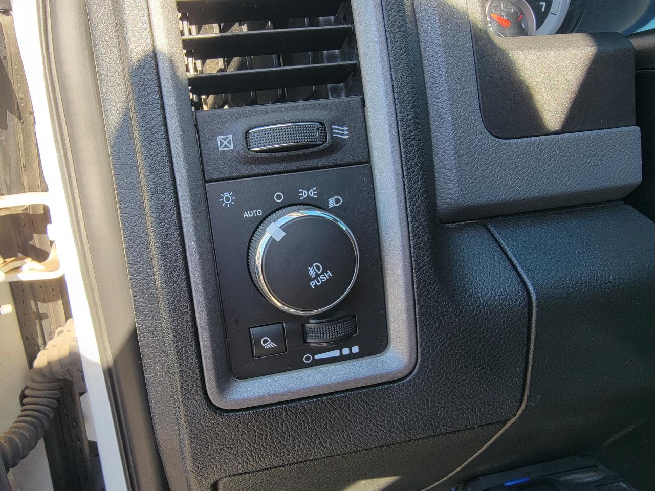 RAM 1500 ST Quad Cab 4WD 2014