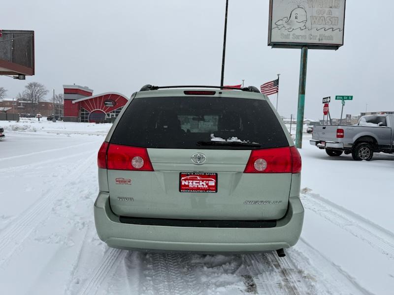 Toyota Sienna XLE FWD 2010