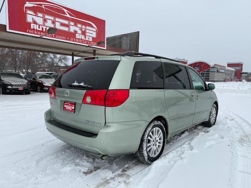 Toyota Sienna XLE FWD 2010