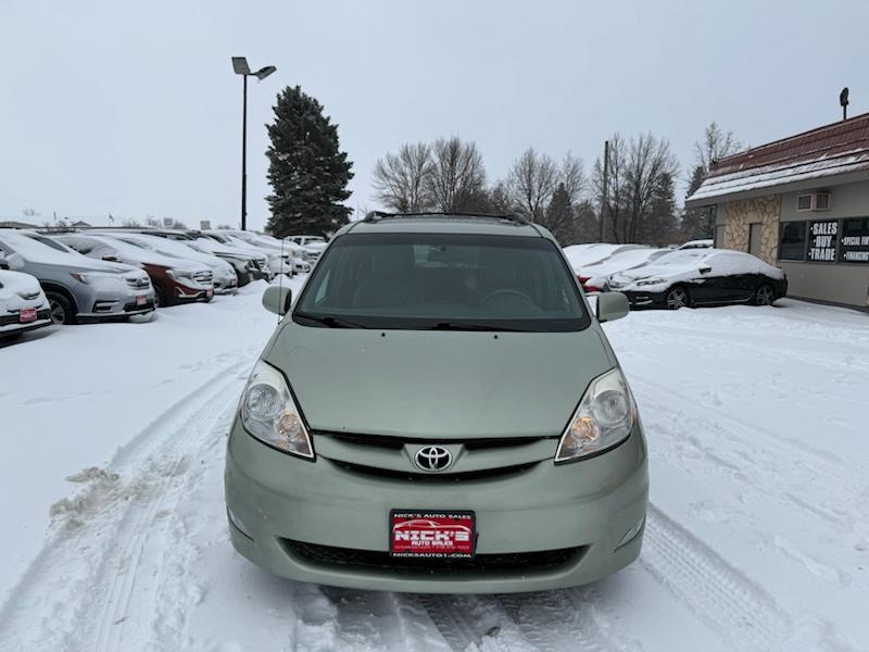 Toyota Sienna XLE FWD 2010