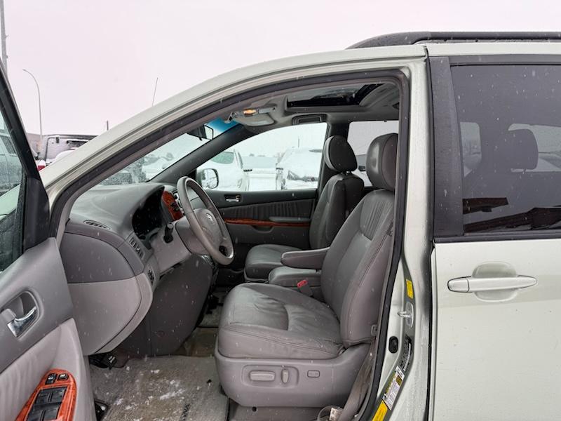 Toyota Sienna XLE FWD 2010