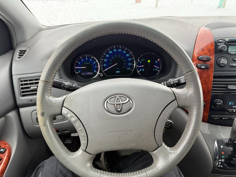 Toyota Sienna XLE FWD 2010