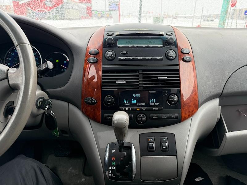 Toyota Sienna XLE FWD 2010