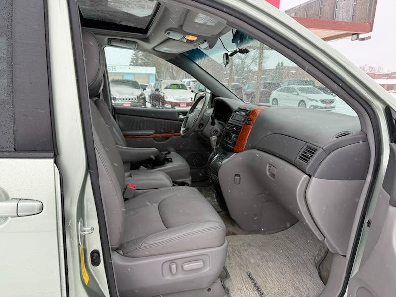 Toyota Sienna XLE FWD 2010