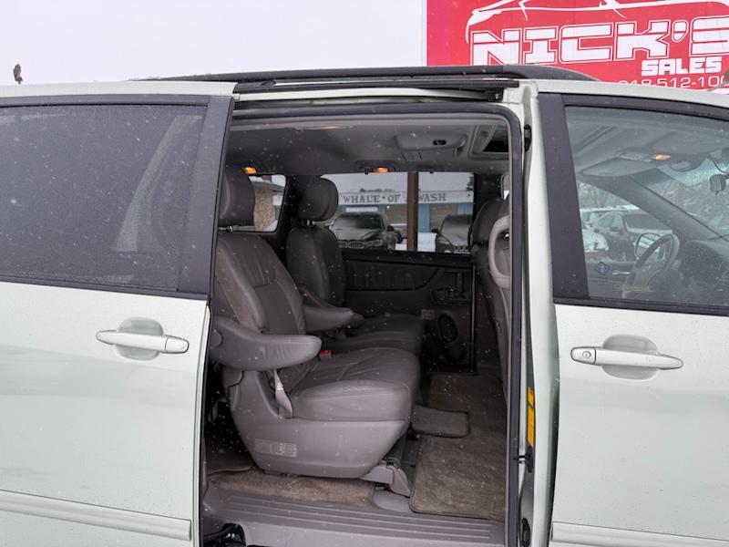 Toyota Sienna XLE FWD 2010