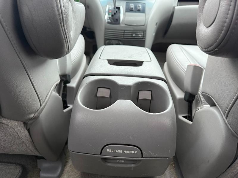 Toyota Sienna XLE FWD 2010