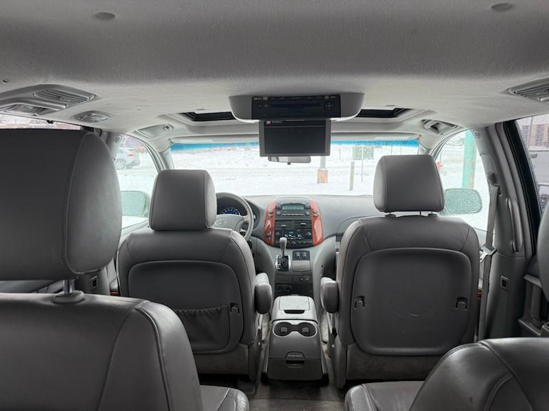 Toyota Sienna XLE FWD 2010