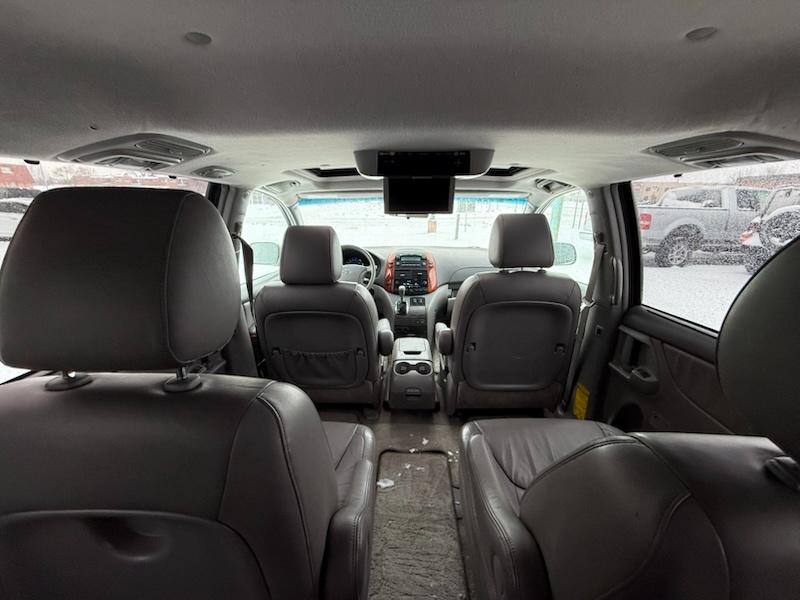 Toyota Sienna XLE FWD 2010
