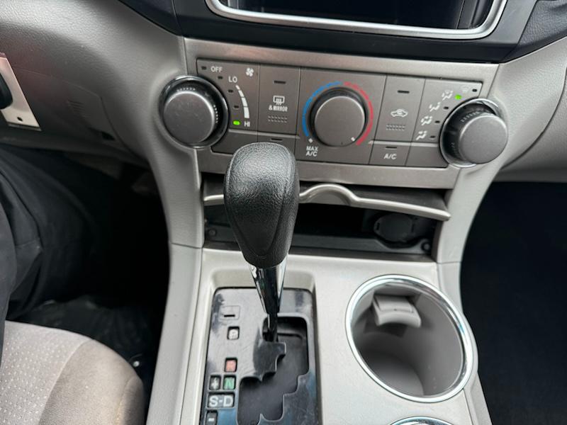 Toyota Highlander Base 4WD 2013