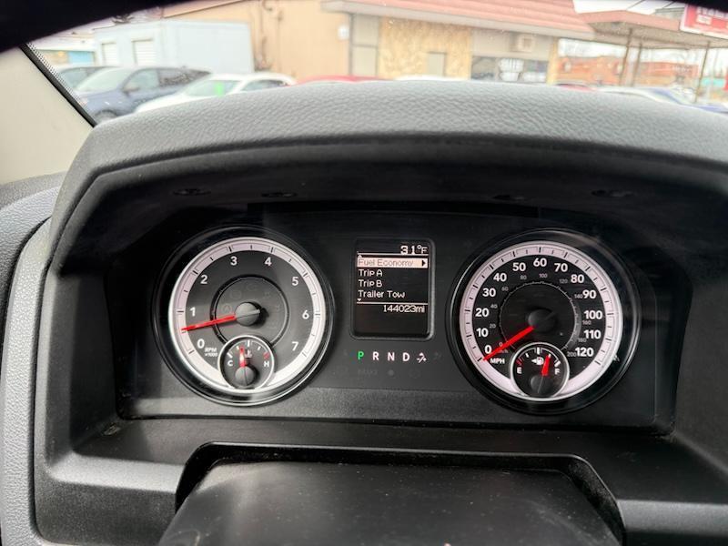 RAM 1500 Express 4x4 Crew Cab 5'7" Box 2015