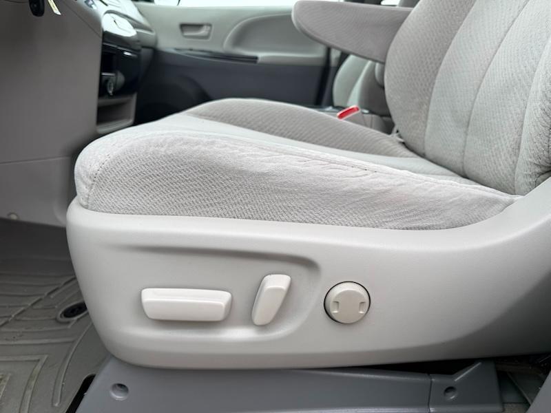 Toyota Sienna LE FWD 8-Passenger V6 2013