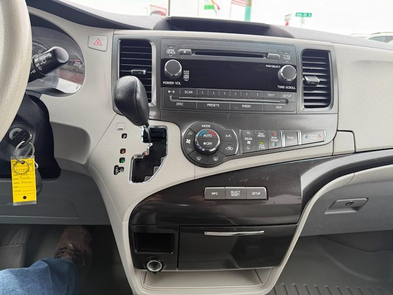 Toyota Sienna LE FWD 8-Passenger V6 2013