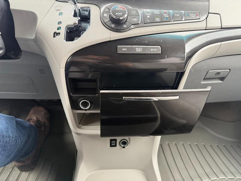 Toyota Sienna LE FWD 8-Passenger V6 2013