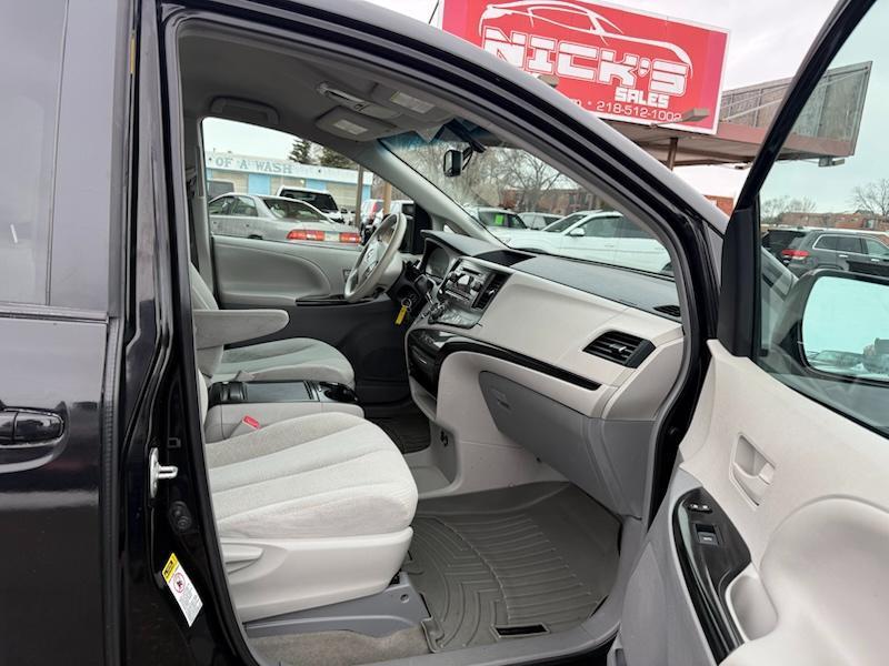 Toyota Sienna LE FWD 8-Passenger V6 2013