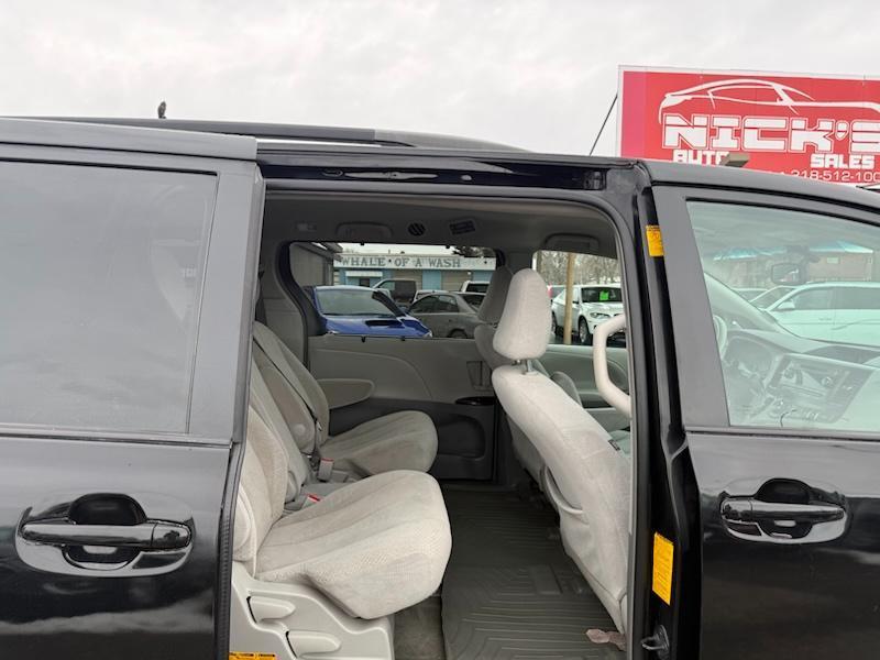 Toyota Sienna LE FWD 8-Passenger V6 2013