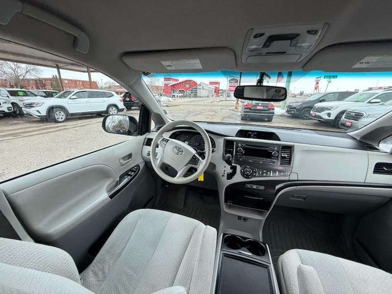 Toyota Sienna LE FWD 8-Passenger V6 2013