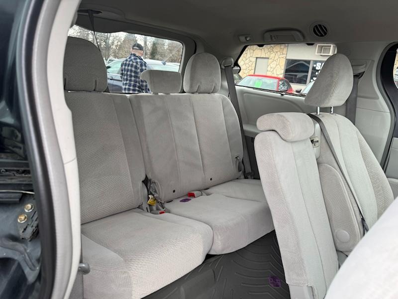 Toyota Sienna LE FWD 8-Passenger V6 2013