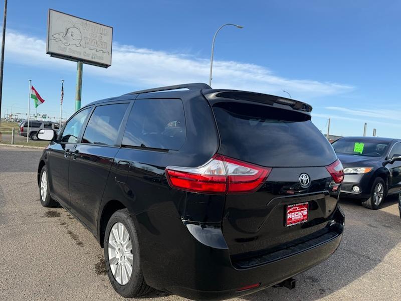 Toyota Sienna LE 7-Passenger AWD 2017