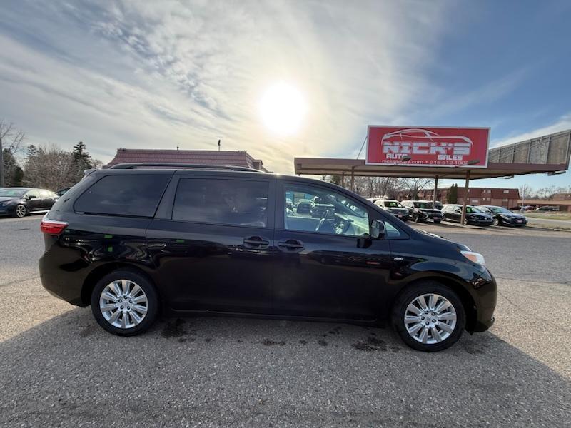Toyota Sienna LE 7-Passenger AWD 2017