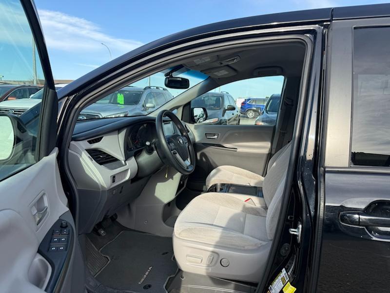 Toyota Sienna LE 7-Passenger AWD 2017