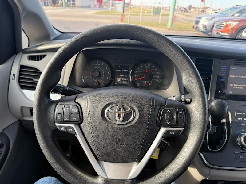 Toyota Sienna LE 7-Passenger AWD 2017