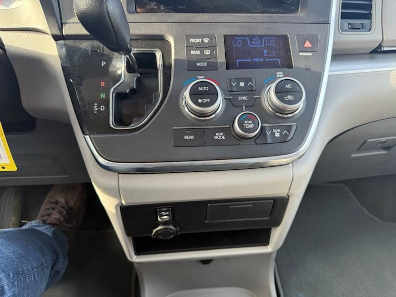 Toyota Sienna LE 7-Passenger AWD 2017
