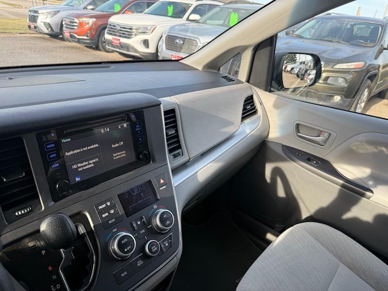 Toyota Sienna LE 7-Passenger AWD 2017