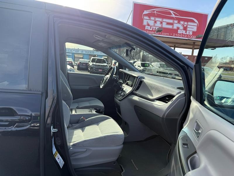 Toyota Sienna LE 7-Passenger AWD 2017