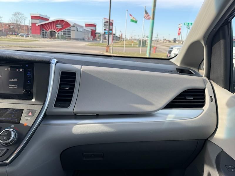 Toyota Sienna LE 7-Passenger AWD 2017