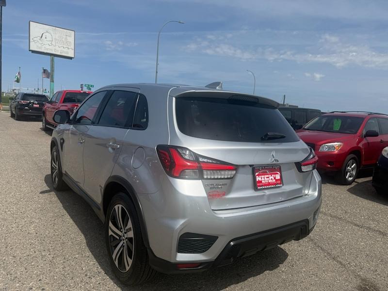 Mitsubishi Outlander Sport  2021