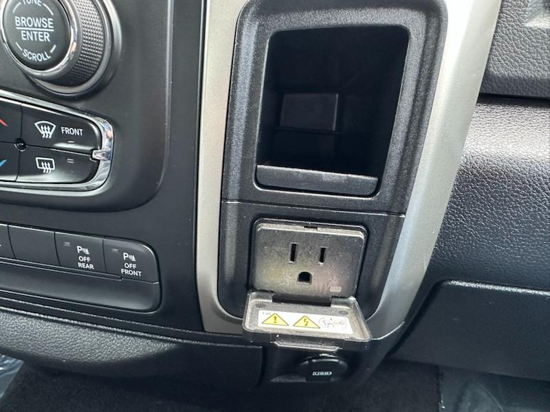 RAM 1500 Big Horn Crew Cab 4WD 2017