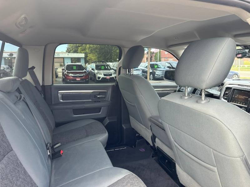 RAM 1500 Big Horn Crew Cab 4WD 2017