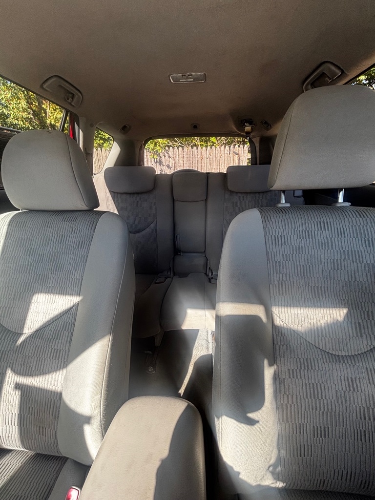 Toyota RAV4 Base I4 4WD 2010 Toyota RAV4 Base I4 4WD 2010