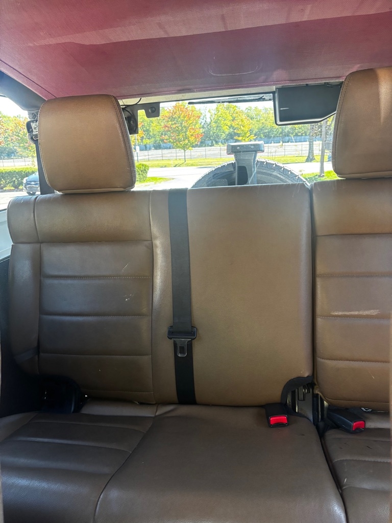 Jeep Wrangler Unlimited Sahara 4WD 2012 Jeep Wrangler Unlimited Sahara 4WD 2012