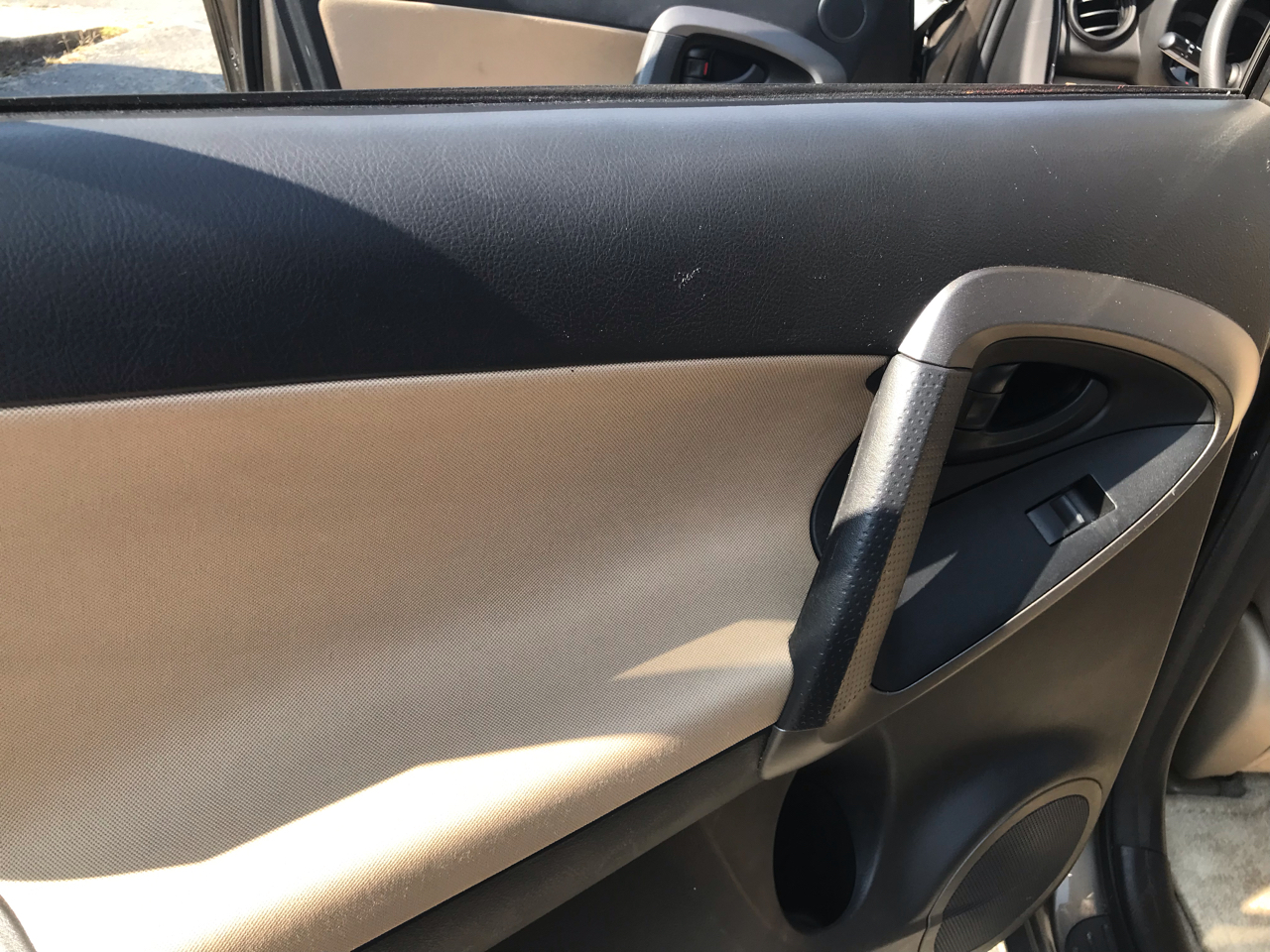 Toyota RAV4 FWD 4dr 4-cyl 4-Spd AT (Natl) 2011 Toyota RAV4 FWD 4dr 4-cyl 4-Spd AT (Natl) 2011