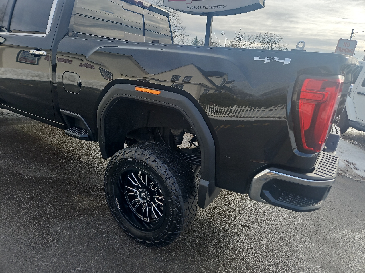 GMC Sierra 2500HD 4WD Crew Cab 159" SLT 2023