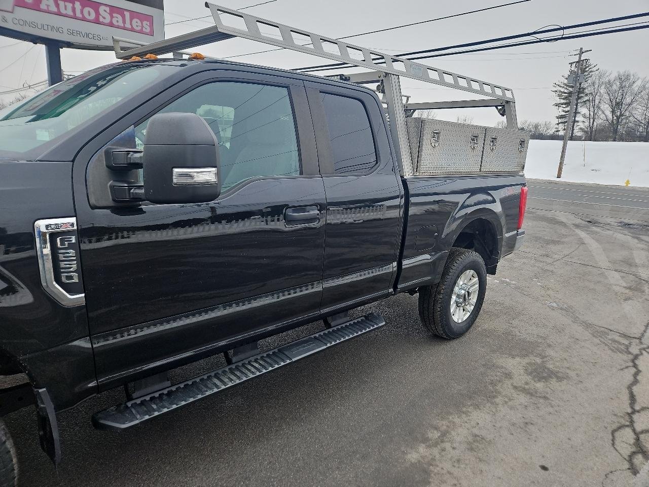 Ford Super Duty F-250 SRW XLT 4WD SuperCab 6.75' Box 2017