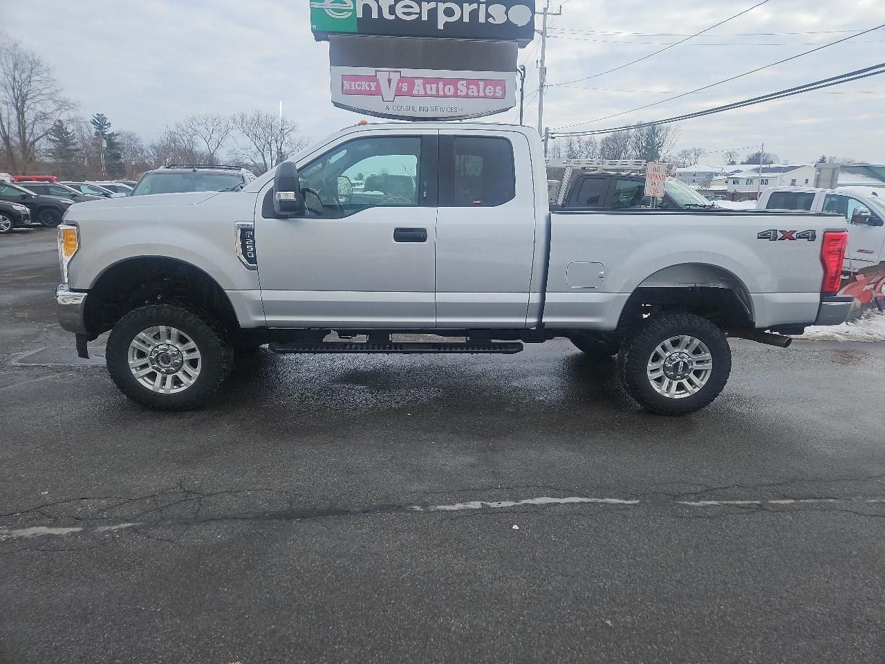 Ford Super Duty F-250 SRW XLT 4WD SuperCab 6.75' Box 2017